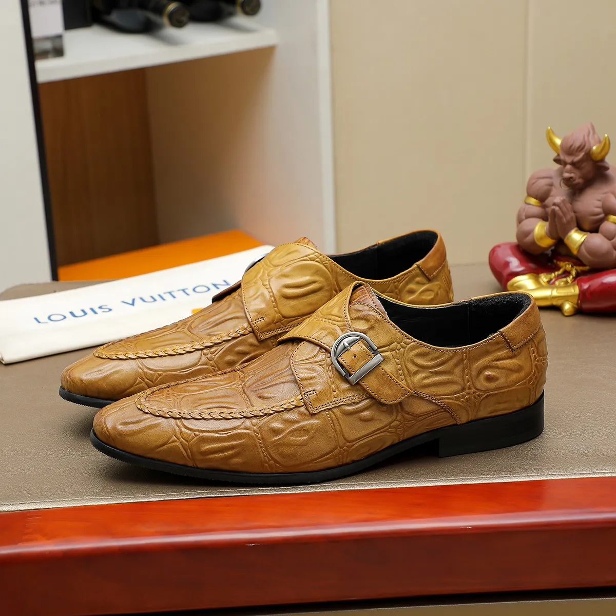 Men's shoes 💰540 💰 Louis Vuitton LV ® Autumn and Winter 🆕 models 🔛Full shoe counter First layer cowhide, 🐂leather lining casual shoes for men, super soft outsole, essential for driving. Counter synchronized original first layer cowhide completely 1:1 mold customization 🌹Top version, 2 colors optional! Number: 38-45 (37.46. Customized)